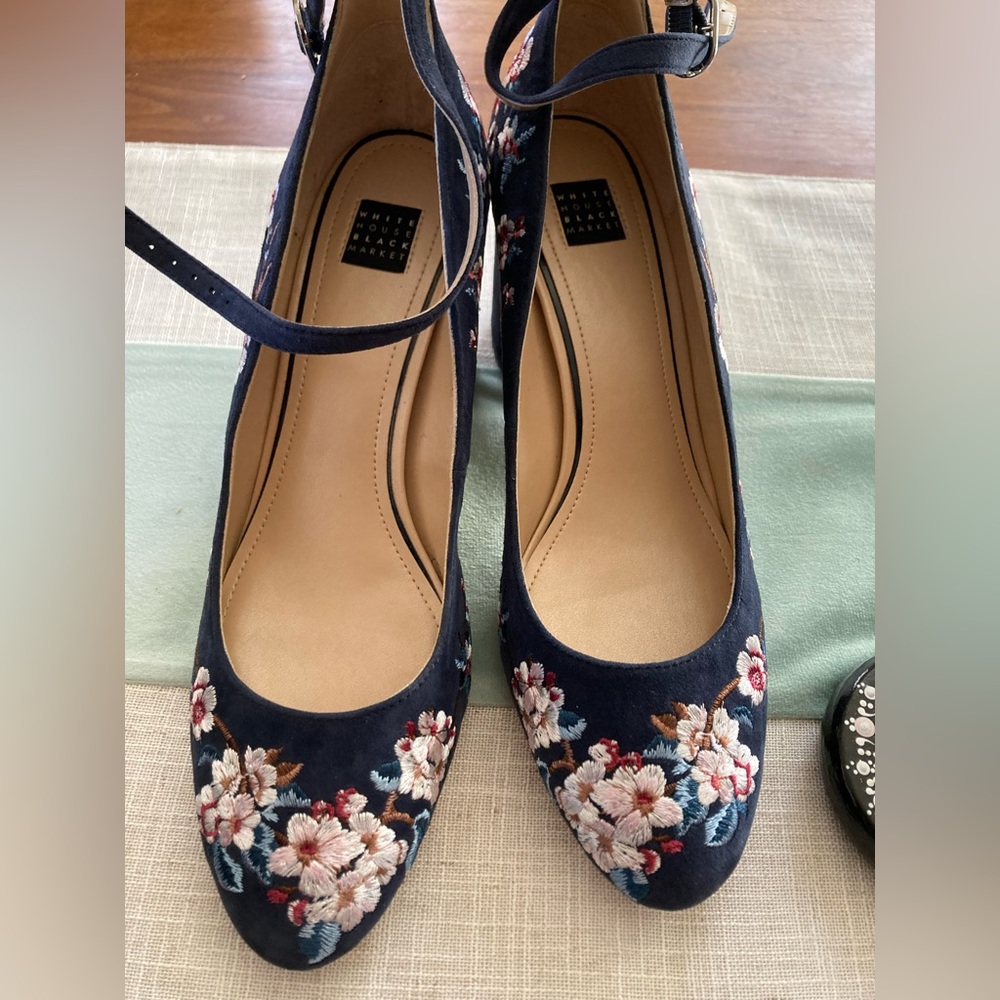 White House Black Market Embroidered Rose Heels Size 9.5 Navy Suede